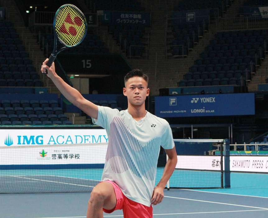 お馴染みの侍ポーズを見せる18歳 坂本怜[写真/tennis365.net]