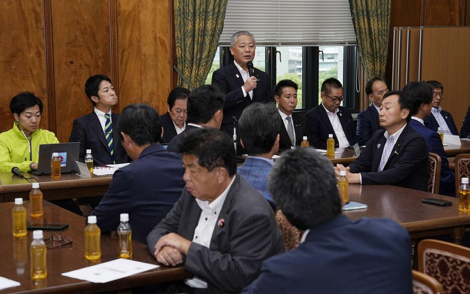 日本維新の会の両院議員総会で発言する馬場代表（奥中央）＝25日午後、国会内