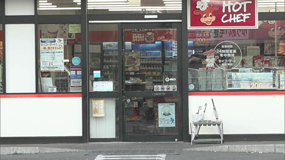 40代とみられる男が店員に刃物を突きつける