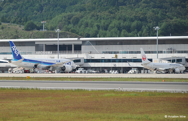 滑走路脇での撮影会を開催する広島空港＝PHOTO: Yusuke KOHASE/Aviation Wire