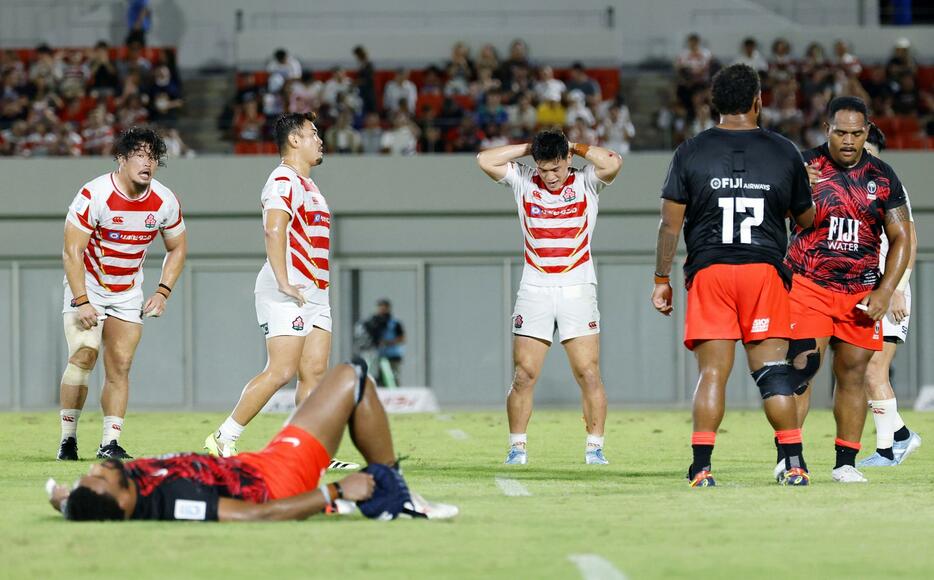 フィジーに敗れ、肩を落とす松岡（左から2人目）ら日本フィフティーン＝花園