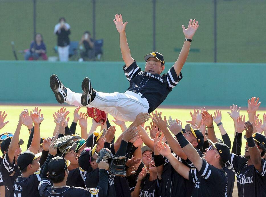 ウエスタン・リーグで優勝し、胴上げされる松山2軍監督（撮影・栗木一考）