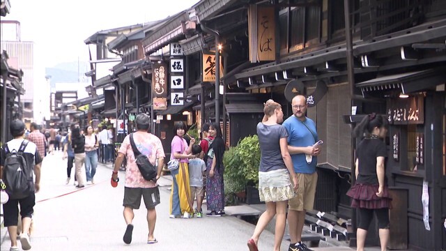 観光客でにぎわう高山市街地