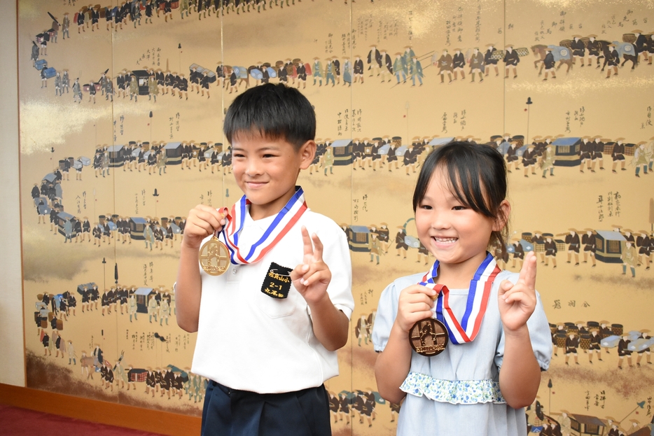 全国大会で優勝した丸尾龍馬君と妹の咲良さん=岡山県津山市で