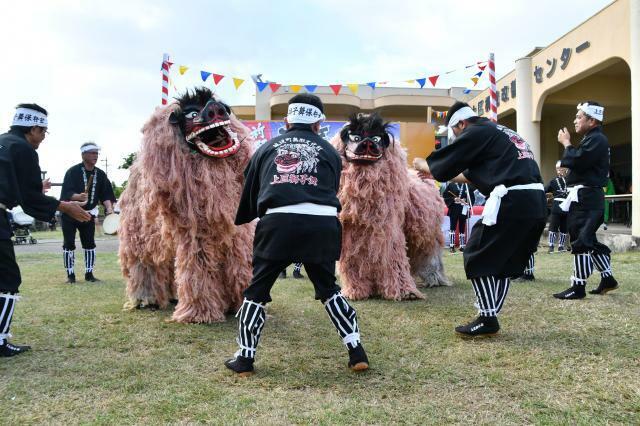 伝統の上区の獅子舞が披露された＝17日、上区公民館