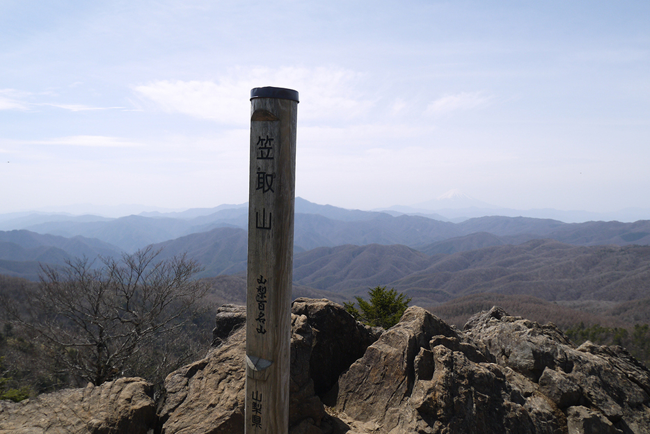 息を切らしながら急坂を登って、笠取山の山頂に到着しました。 レポーターの脚では、作場平口から1時間30分ほどでした