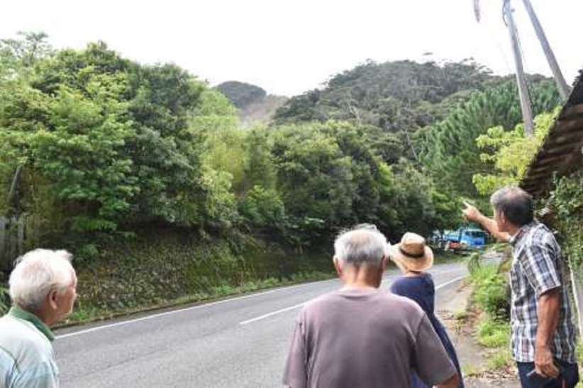 〈資料写真〉稼働中の採石場を視察する辺野古土砂搬出反対全国連絡協議会メンバーら＝１１日、奄美市住用の市集落