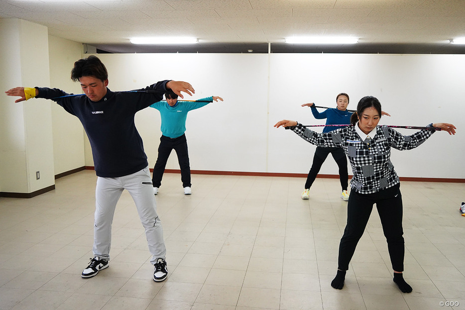 目澤コーチ主催の合宿に参加する金子（左手前）、永峰咲希、阿部未悠らと一緒にトレーニング