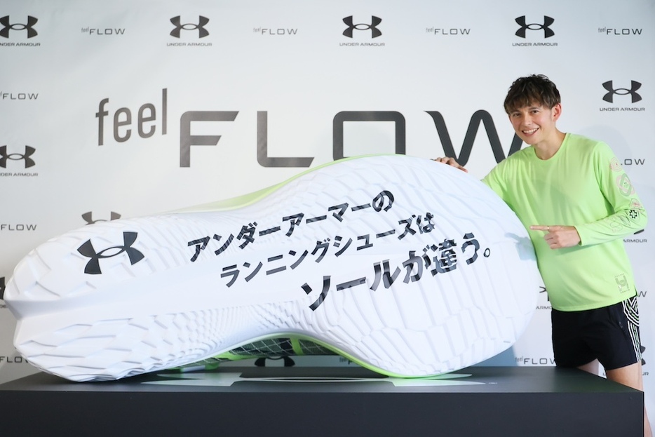 アンダーアーマーの「feel FLOWキャンペーン」にゲストで登場したハリー杉山氏。「とにかくシューズを体感してほしい」と熱く語った