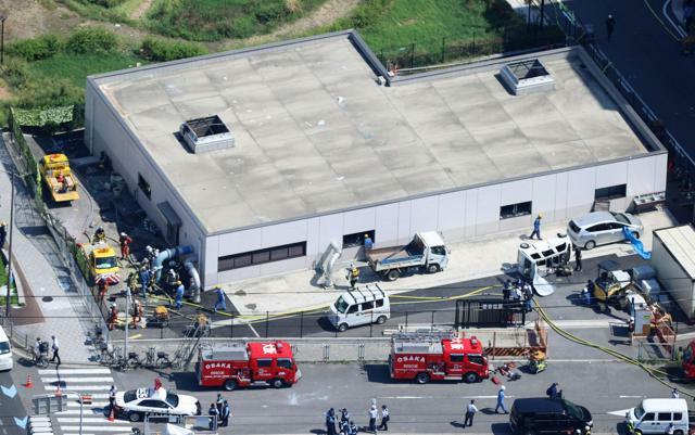 爆発のあった「長堀抽水所」。爆発の衝撃で車が横転し、扉が吹き飛んでいた=2024年9月12日午後1時5分、大阪市西区北堀江4丁目、朝日放送テレビヘリから、樫山晃生撮影