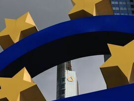 The Euro sculpture near the Commerzbank AG headquarters, center, in Frankfurt. Photographer: Krisztian Bocsi/Bloomberg