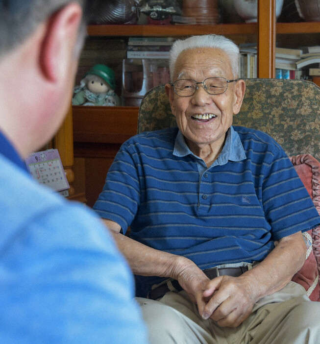 村上市長（手前左）と談笑する１０２歳の虎谷さん＝福岡県田川市で２０２４年９月９日午前１１時３９分、岡村崇撮影