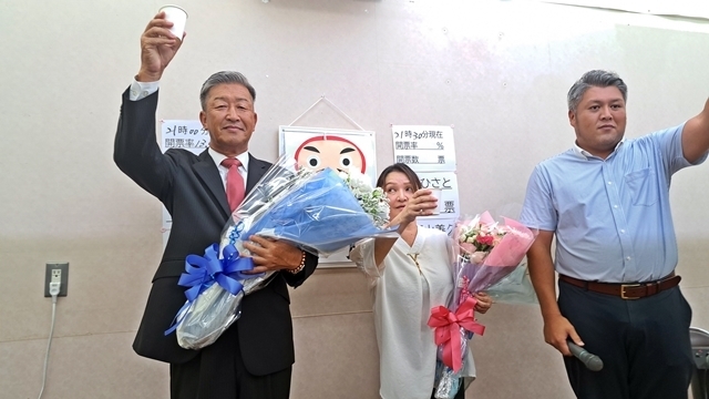 初当選を乾杯で祝う玉木久登氏（左）