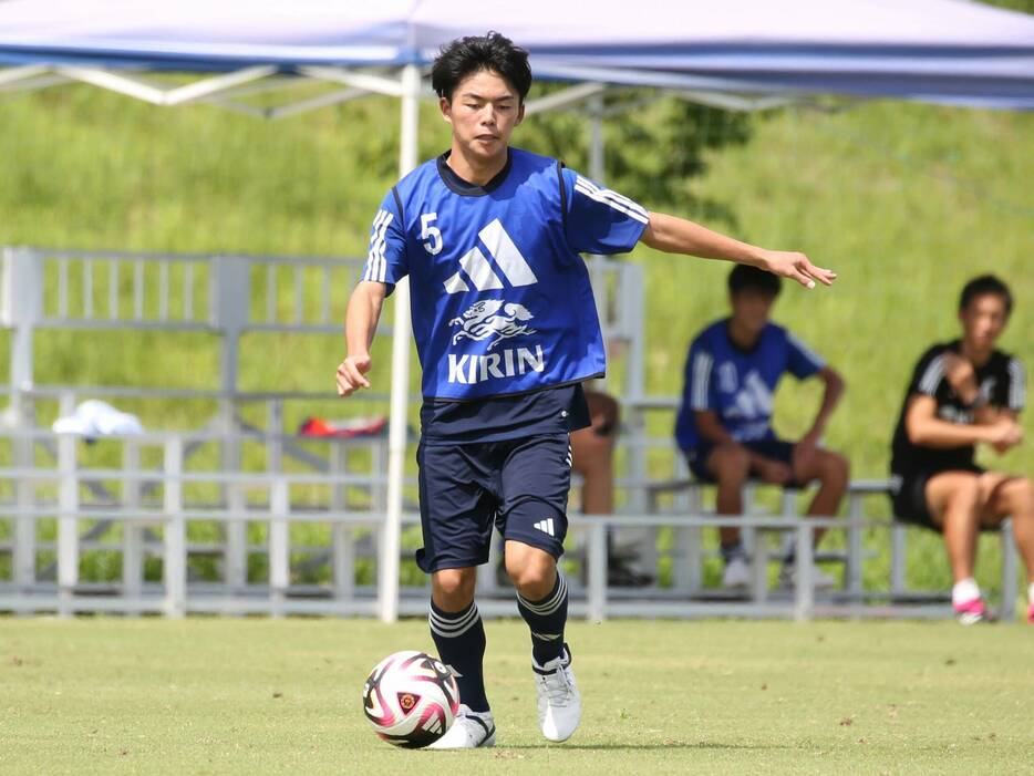 -15日本代表候補の注目株の一人、CB笠原慶多(FC LAVIDA)が高い守備能力を発揮(Taro YOSHIDA)