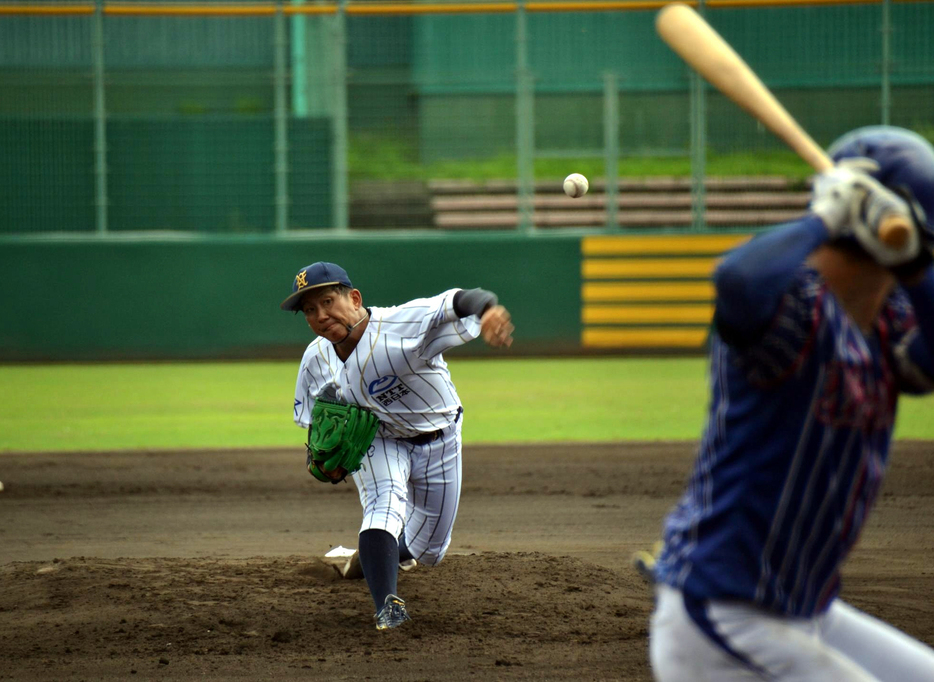 　先発して力投するＮＴＴ西日本・伊原