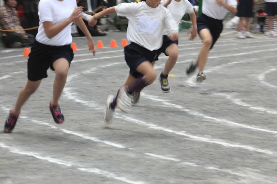 100ｍ走ではカーブを曲がり切れない子どもも多い（写真はイメージです）