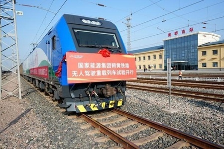 黄驊南駅から出発した無人運転の重量貨物輸送列車（提供写真）。