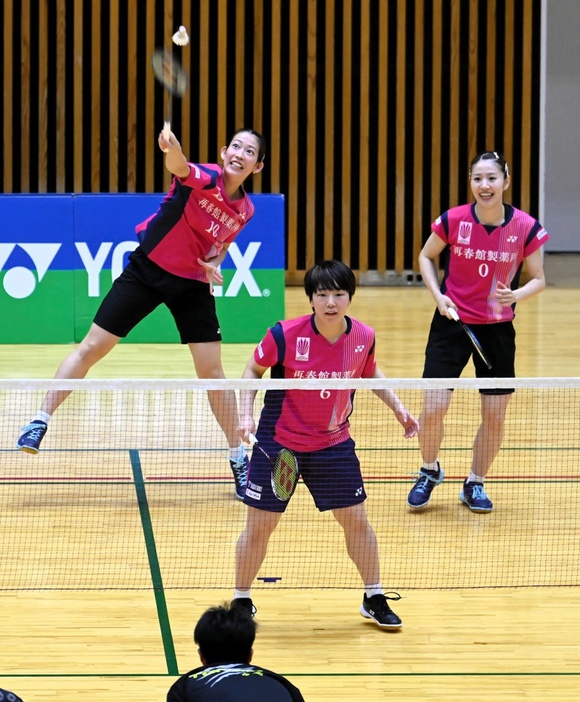 エキシビジョンでプレーする左から松山奈未選手、山口茜選手、志田千陽選手＝9月29日、福井県勝山市体育館ジオアリーナ