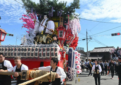 晴天の下、勇壮なかけ声で町内を巡る山車