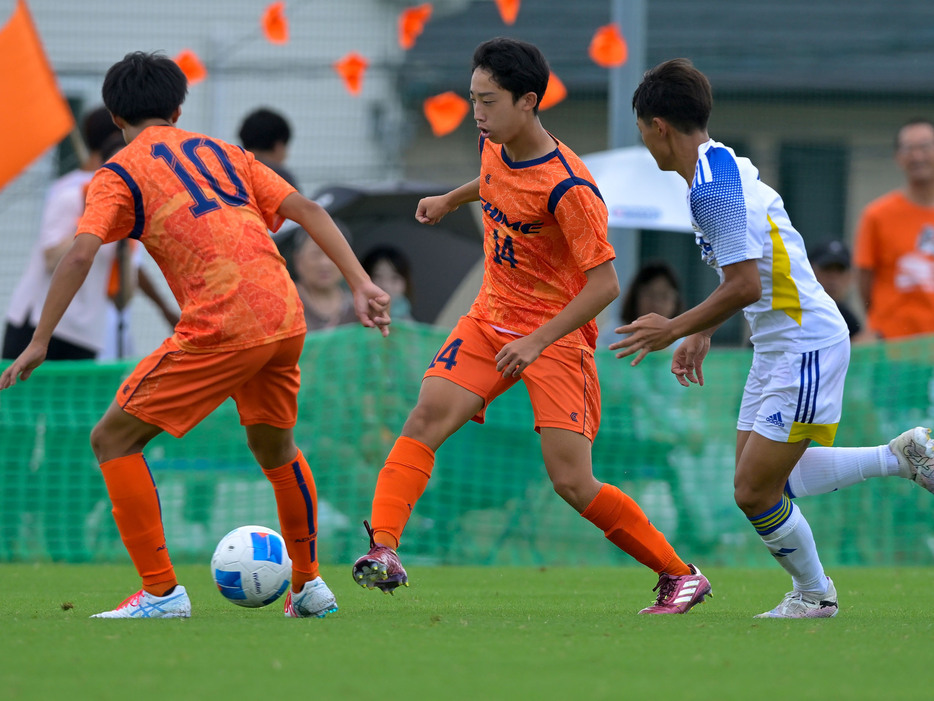 愛媛県はU-15日本代表MF仙波隼太郎(愛媛 U-15、中3)が1ゴール1アシストの活躍(Taro YOSHIDA)