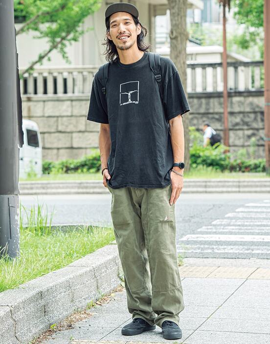 Tシャツ＝古着　パンツ＝ロア　スニーカー＝アディダス オリジナルス