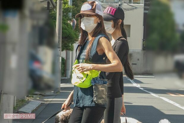 6月初旬、犬の散歩をさせている工藤静香とKoki,