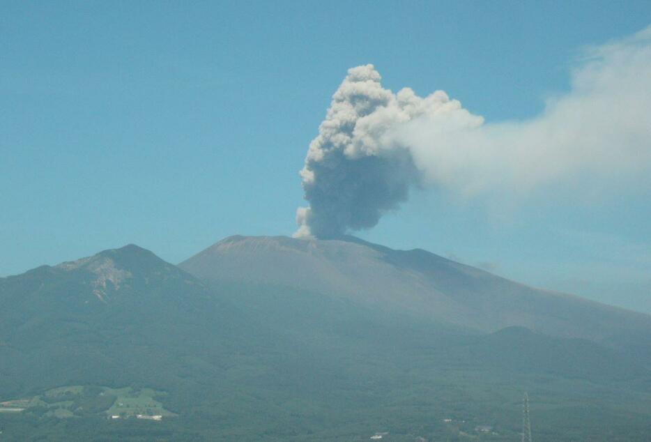 2004年9月1日に中規模噴火が起きた浅間山。その後しばらく噴火活動が続き、灰色の噴煙を上げた＝2004年9月15日