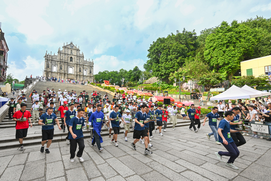 トレイ・レースのスタート直後の様子＝2024年9月27日、世界遺産・聖ポール天主堂跡前（写真：GCS）