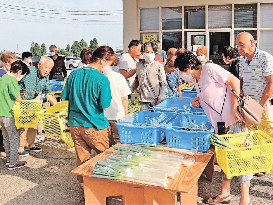 多くの人でにぎわう「ふれあい朝市」