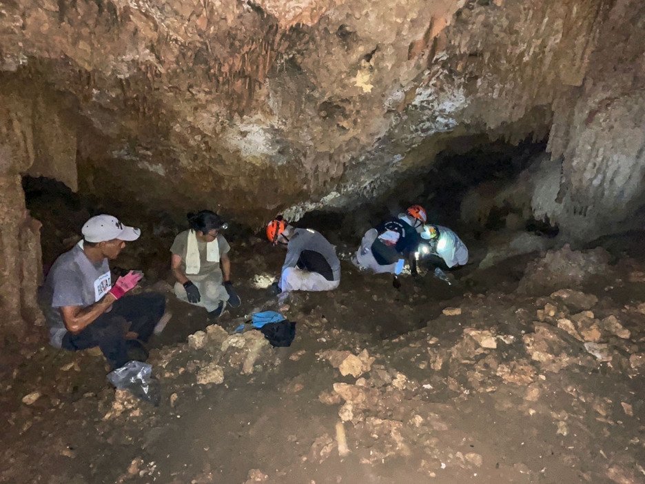 テニアン島での遺骨収集現場＝8月