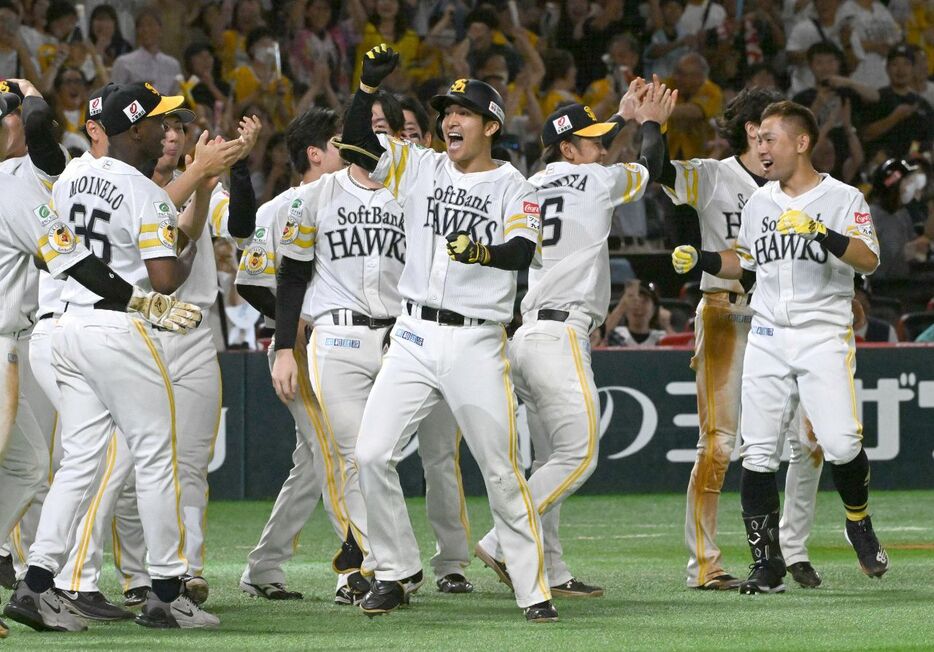 楽天にサヨナラ勝ちし、ガッツポーズで喜ぶ柳町（中央）（撮影・穴井友梨）