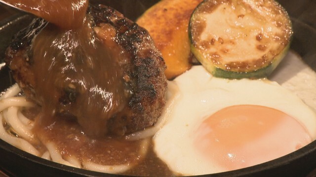 グリル洋食＆ワイン Kitchen ROADの「目玉焼き 極みハンバーグランチ」（1200円）