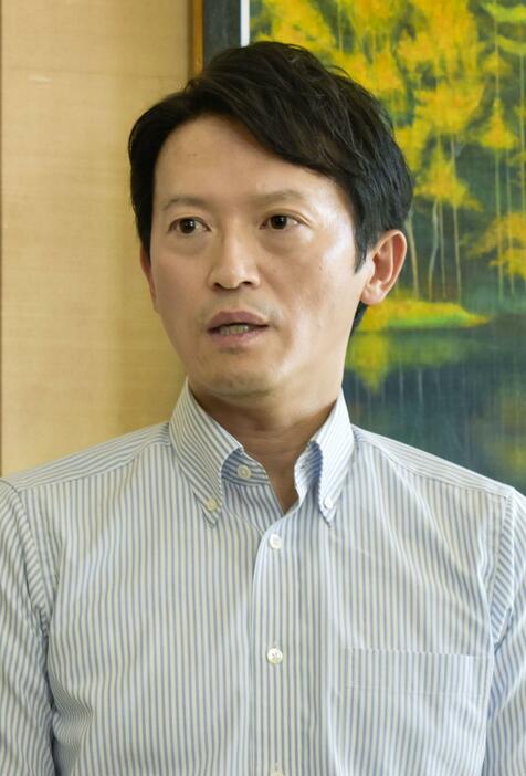 兵庫県庁で取材に応じる斎藤元彦知事＝13日午前