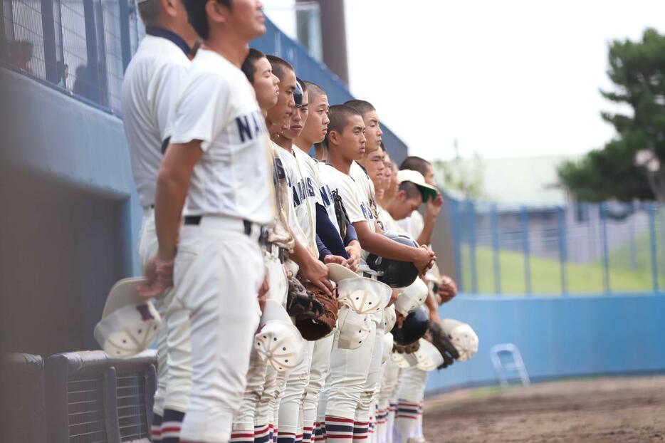 5回コールド負けを喫した習志野の選手達