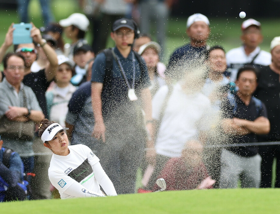 日本女子オープンゴルフ。４番、バンカーショットを放つ山下美夢有＝２９日、茨城・大利根ＣＣ西