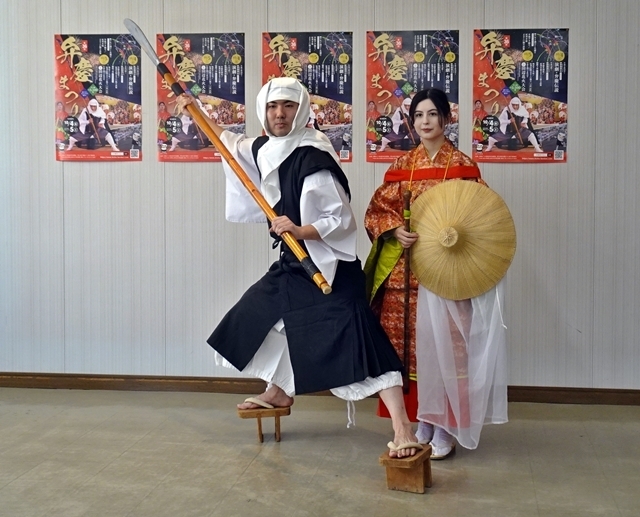 弁慶役の西村博也さん（左）と玉虫役の水野夢さん（右）