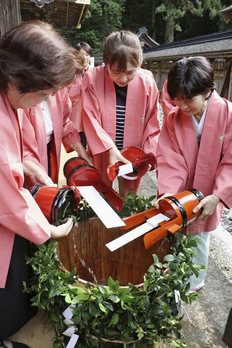 熊野本宮大社の「献湯祭」で本殿前の大だるに温泉を注ぎ入れる宿泊施設の代表者ら＝28日午前、和歌山県田辺市