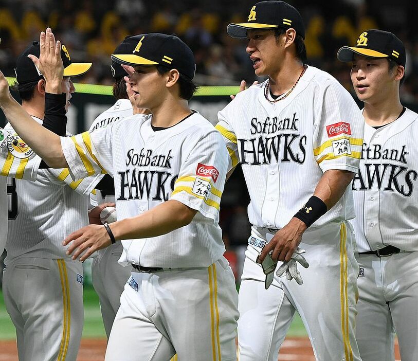 オリックスに勝利し、ナインとタッチを交わす柳田（右から2人目）（撮影・星野楽）