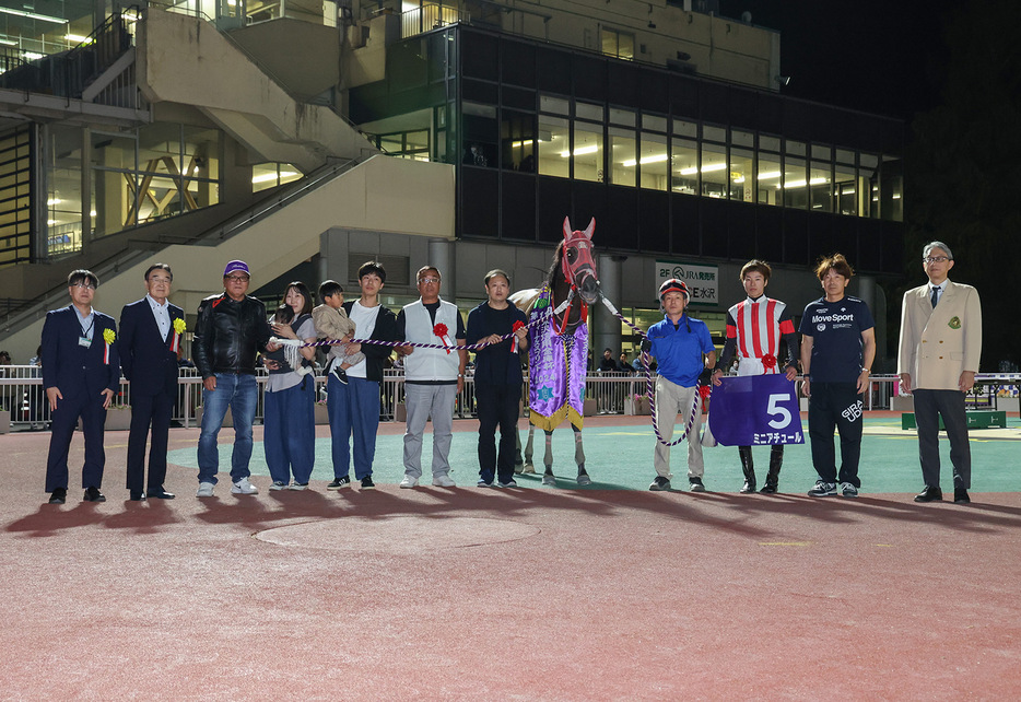 ヴィーナススプリント 口取り (C)岩手県競馬組合