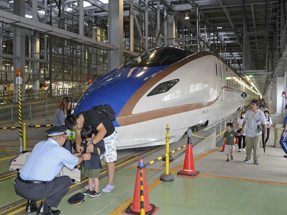 一般公開された北陸新幹線の白山総合車両所＝21日午前、石川県白山市