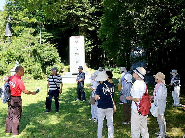 消防神社内を見学する会員