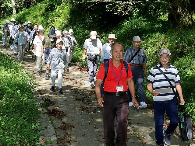 城山公園内の歩道を歩く会員