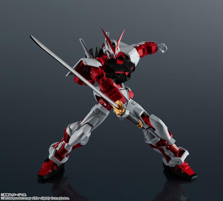 「機動戦士ガンダムSEED ASTRAY」のガンダムアストレイ レッドフレームのフィギュア「GUNDAM UNIVERSE MBF-P02 GUNDAM ASTRAY RED FRAME」（c）創通・サンライズ