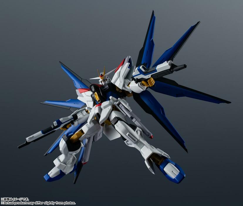 「機動戦士ガンダムSEED FREEDOM」のストライクフリーダムガンダム弐式のフィギュア「GUNDAM UNIVERSE ZGMF／A-262B STRIKE FREEDOM GUNDAM TYPEII」（c）創通・サンライズ