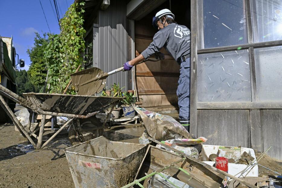 豪雨で浸水した家屋から泥をかき出すボランティア＝23日午前9時18分、石川県珠洲市