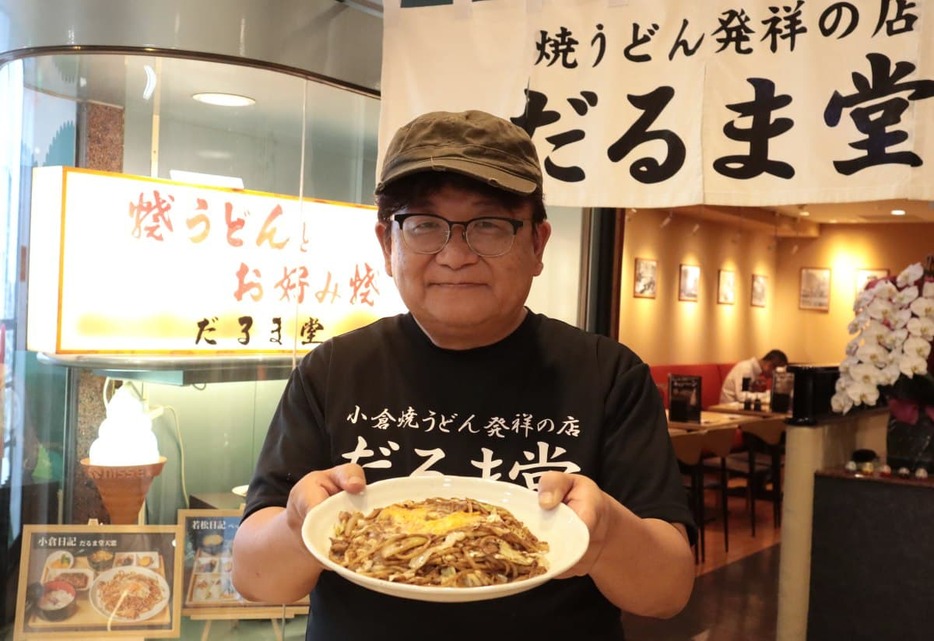 焼うどんをPRする竹中さん（小倉井筒屋・本館6階のだるま堂で）