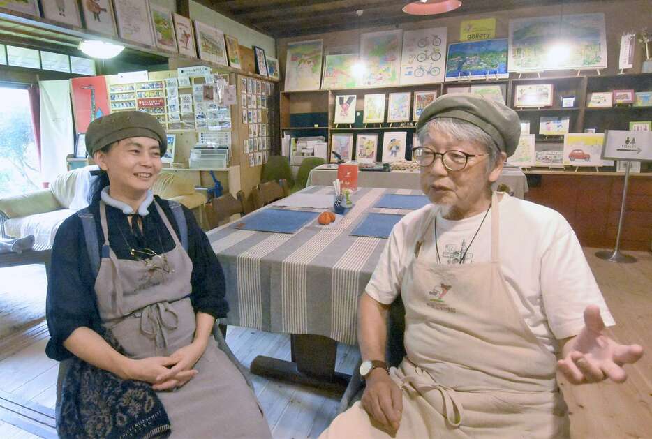 保護者会を立ち上げた新陽子さん（左）とオーナー東重久さん＝南さつま市のカフェやさしい時間