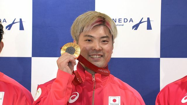 金メダルを掲げる佐野選手