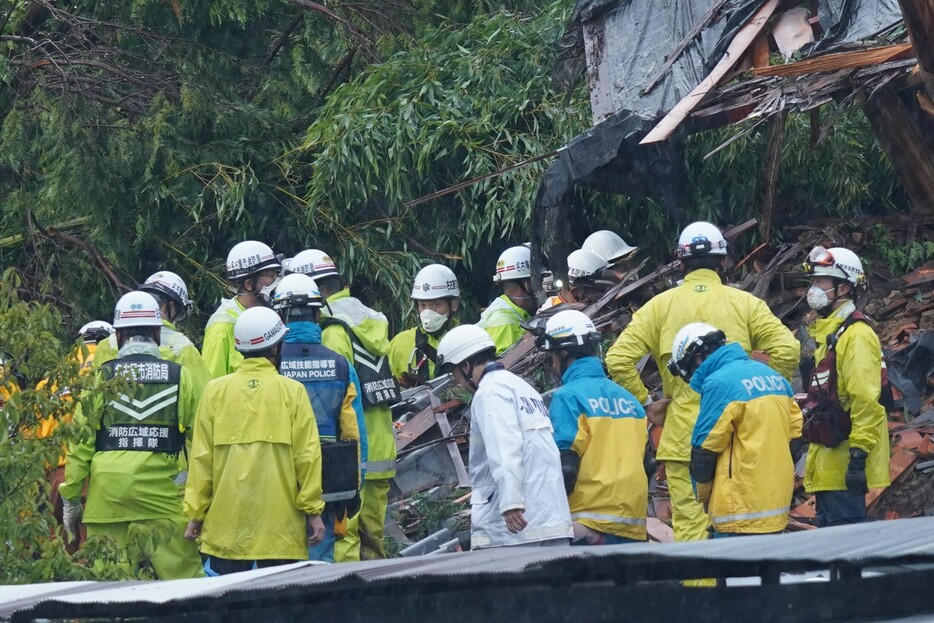 現場で活動する名古屋市と蒲郡市の消防隊員と警察官=愛知県蒲郡市竹谷町大久古で8月28日午前10時すぎ