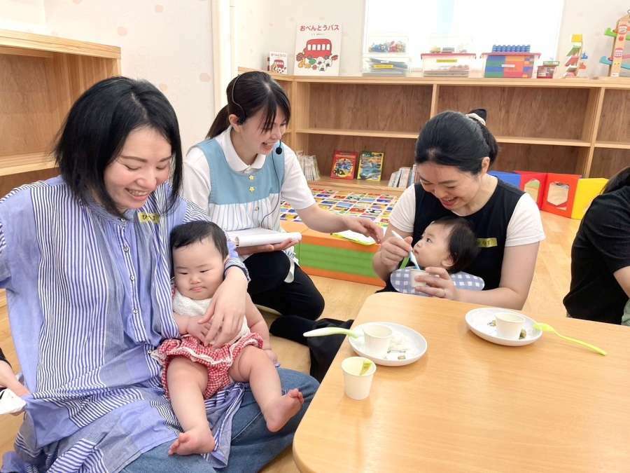 離乳食を試食する親子ら＝姶良市の「建昌っ子」